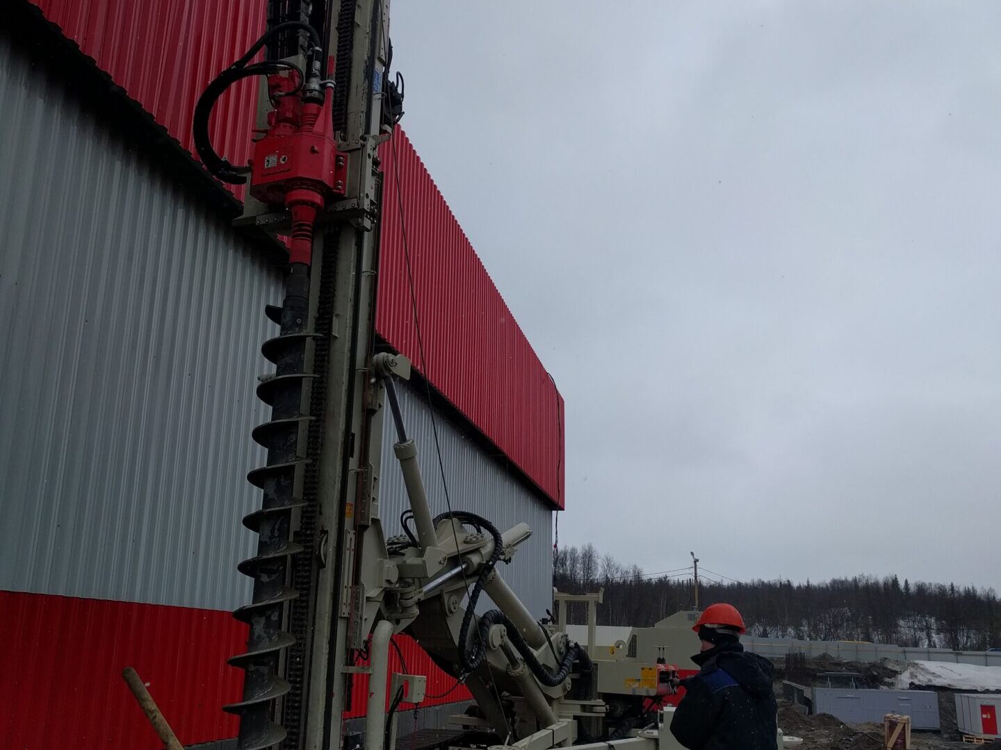 Гидравлический домкрат для извлечения обсадных труб уит-400. Машина для завинчивания винтовых свай. Ямобур на базе исузу эльф. Мицубиси фусо ямобур. Буровая скважина.